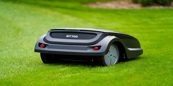 Robot tondeuse Robomow RT 700 tondant une pelouse de taille moyenne
