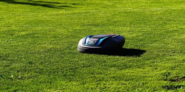 Station de charge et tondeuse robot Gardena Sileno City prête pour l'hivernage ou une nouvelle tonte
