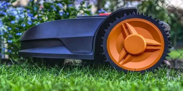 Tondeuse robot Gardena Sileno City 500 en action sur une pelouse verte et bien entretenue