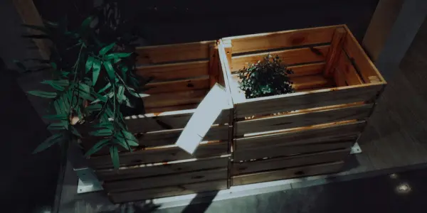 Composteur en bois VidaXL 800 L bien placé pour un compostage réussi dans un jardin naturel.